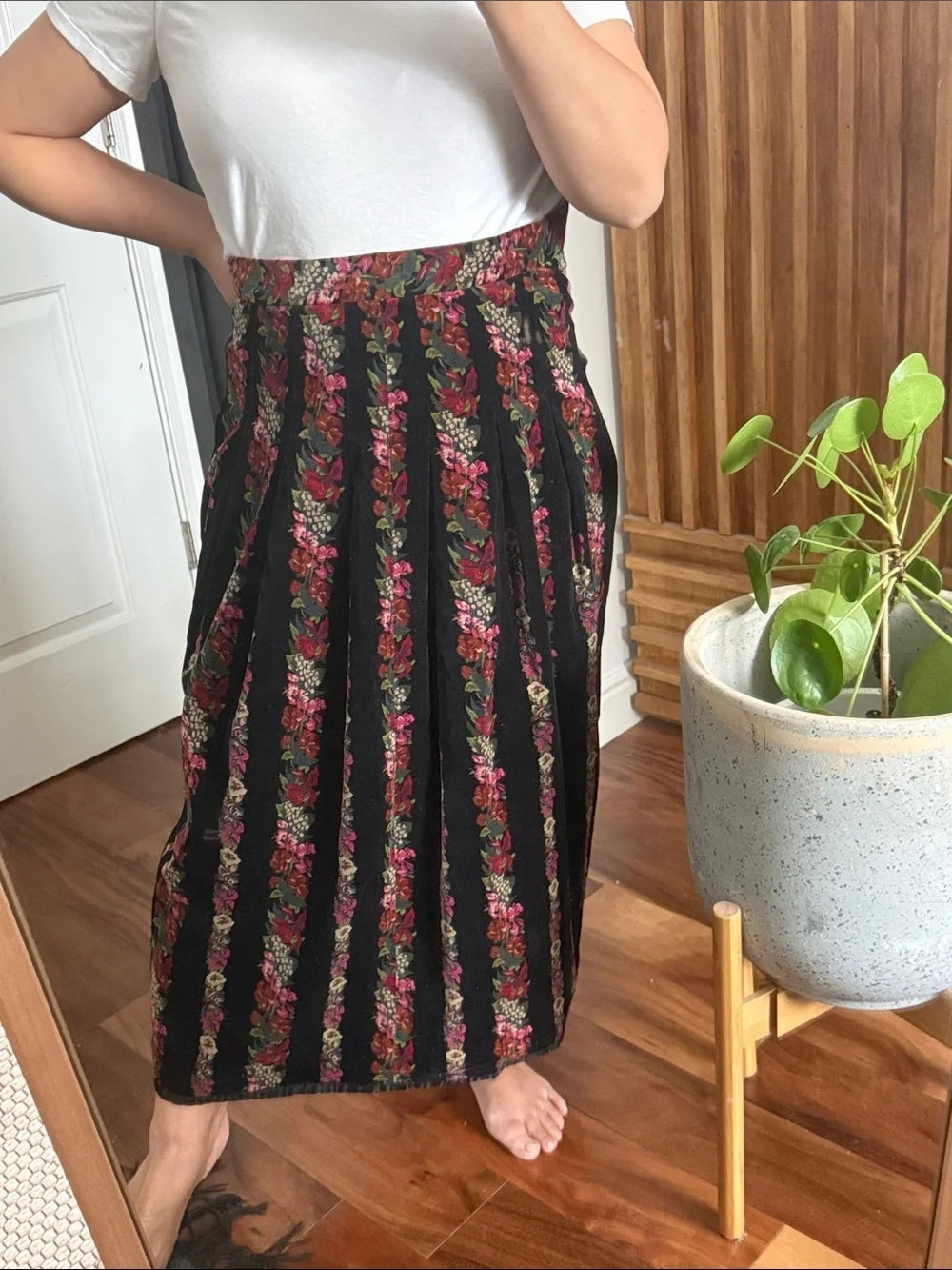 Vintage 1060s Floral Velvetten Pleated Midi Skirt High Waisted. Size 2
